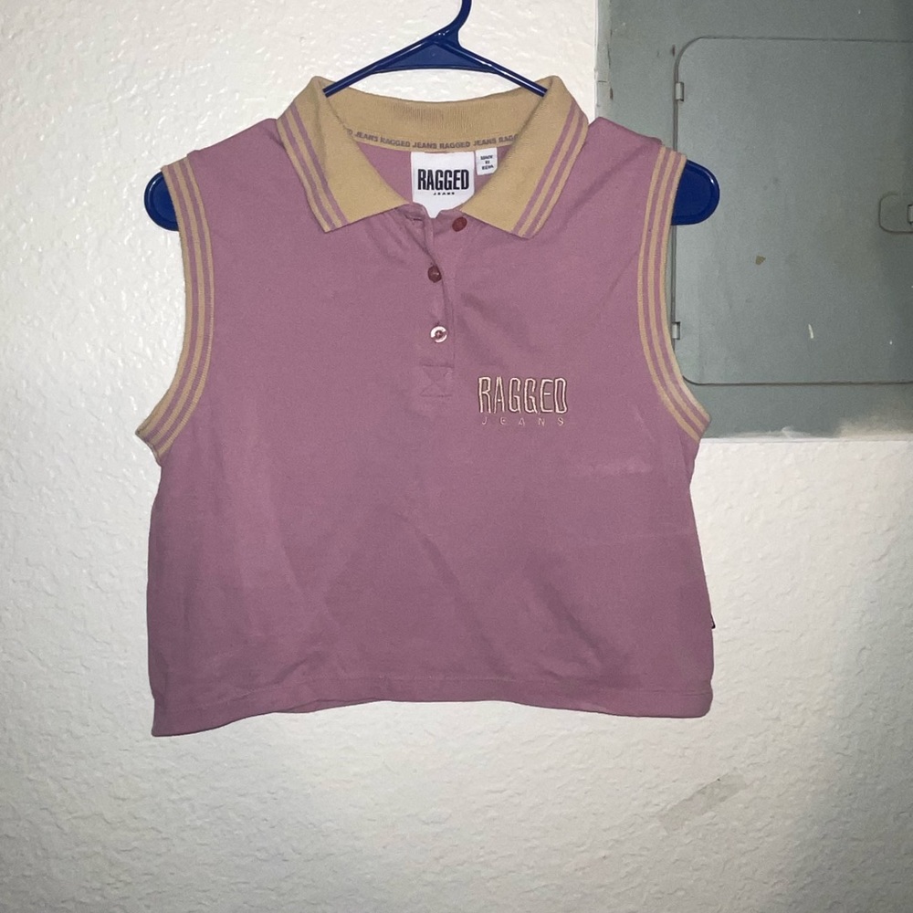 Cute sleeveless crop top, perfect for the summer or casual wear!